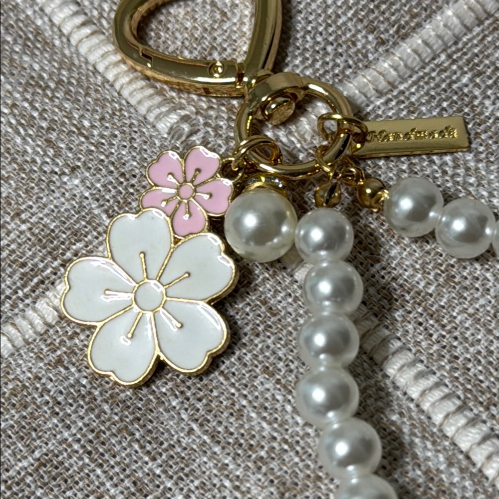 🌸✨ Pearl Beaded Keychain with Floral Charm – Elegant Pink & Gold Keychain - Picture 6 of 10